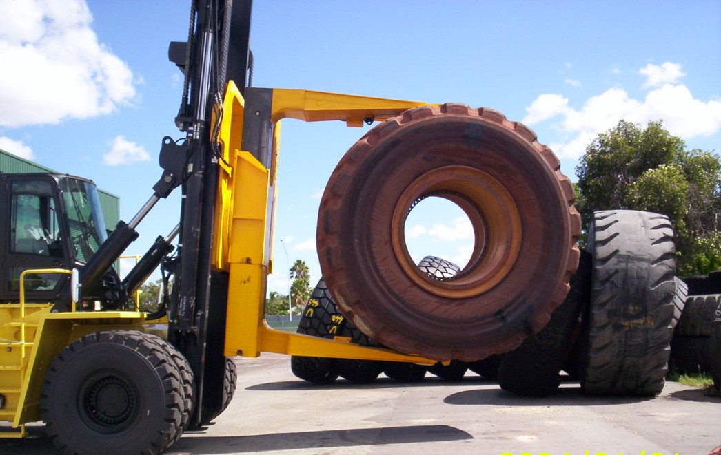 Slim Profile Tire Handler - The combination of frame rotation, sideshift, and pad rotation ensures swift tire removal and replacement, reducing downtime and increasing operational efficiency.
